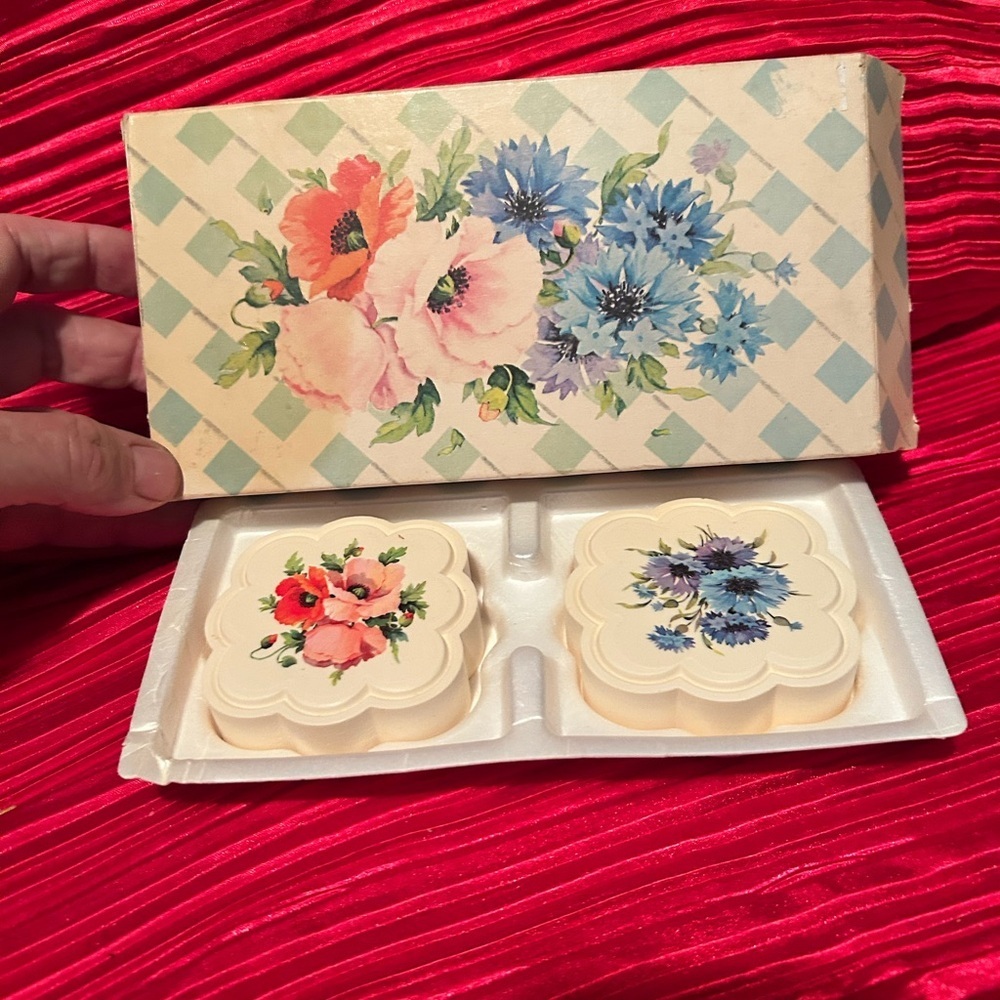 Vintage Avon Country Garden hostess soaps- like new
